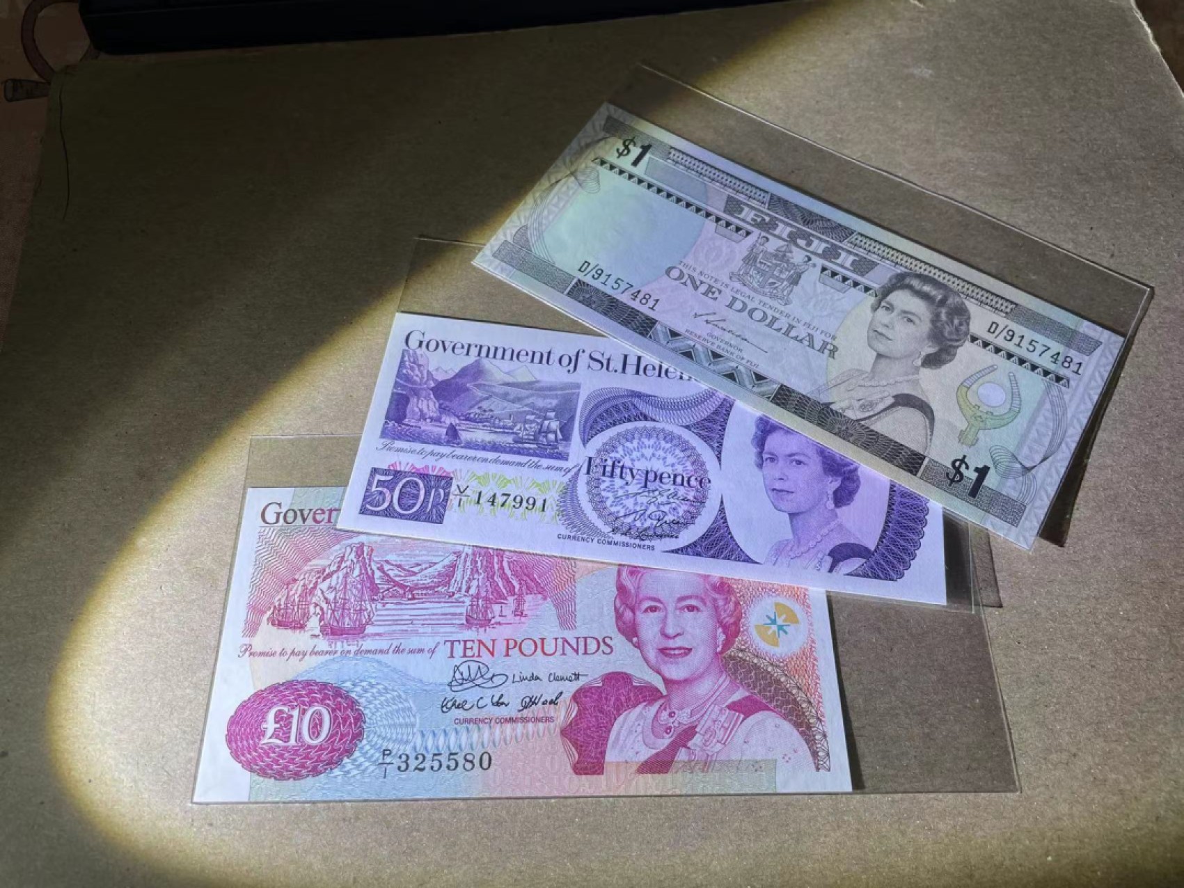 【Blue Auction】✨世界纸币精拍第252期——补号伦勃朗 【一组3张】圣赫勒拿、斐济纸币一组 女王 全新UNC