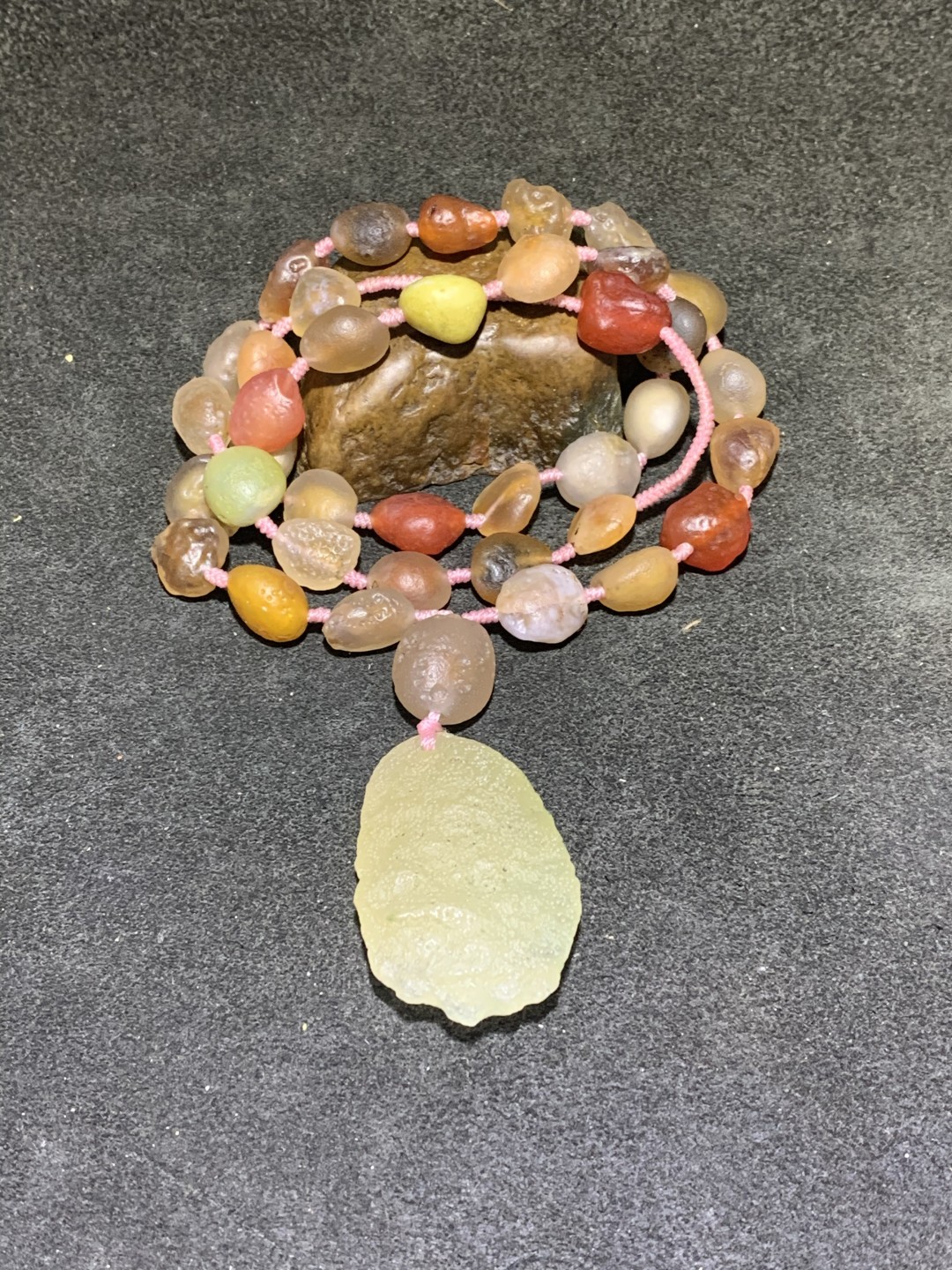 精美天然阿拉善多彩糖心玛瑙原石项链一条！