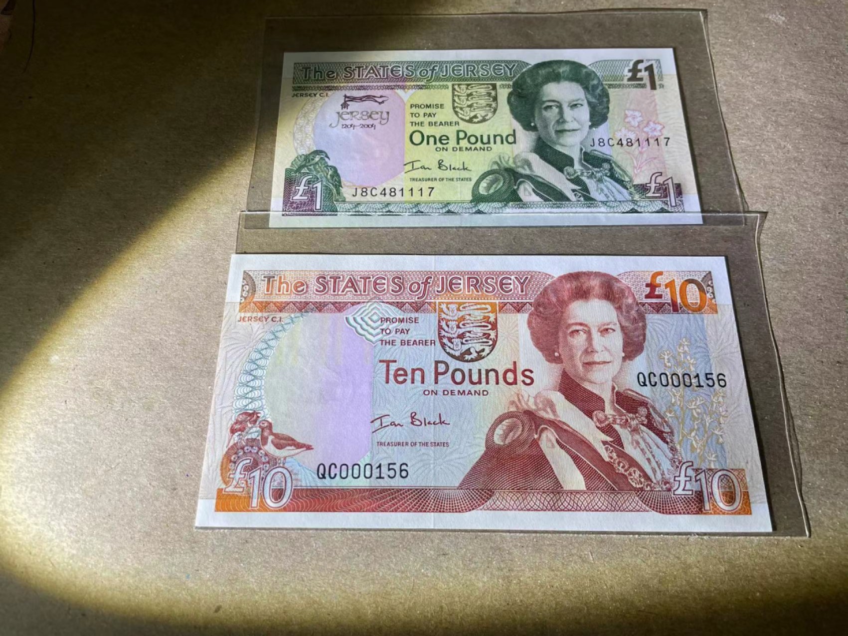 【Blue Auction】✨世界纸币精拍第252期——补号伦勃朗 【一组2张 包含156小号】泽西 1-10镑 女王 UNC/UNC-  