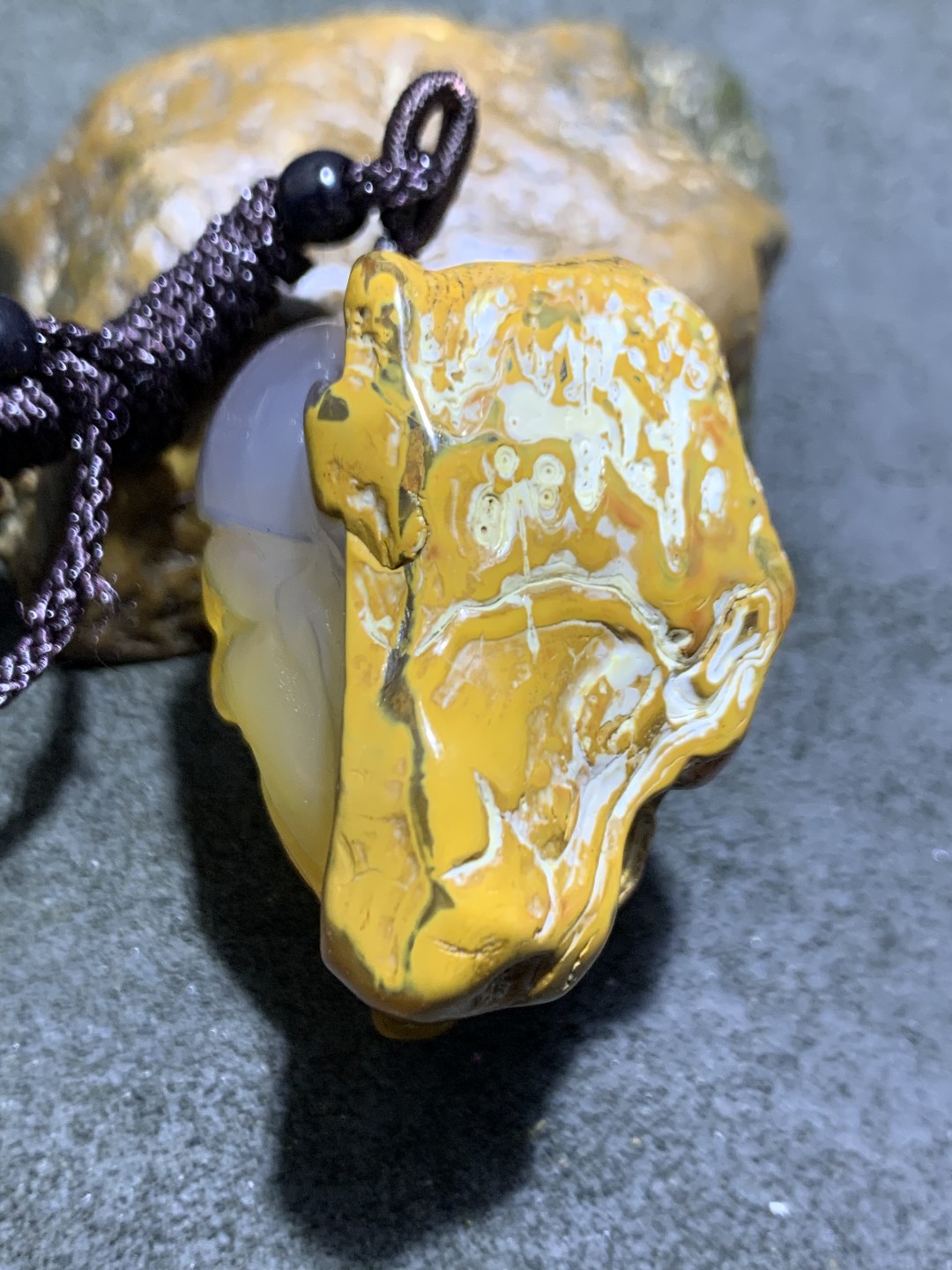 精美天然原皮马达加斯加玛瑙雕刻财神吊坠(把件)一个