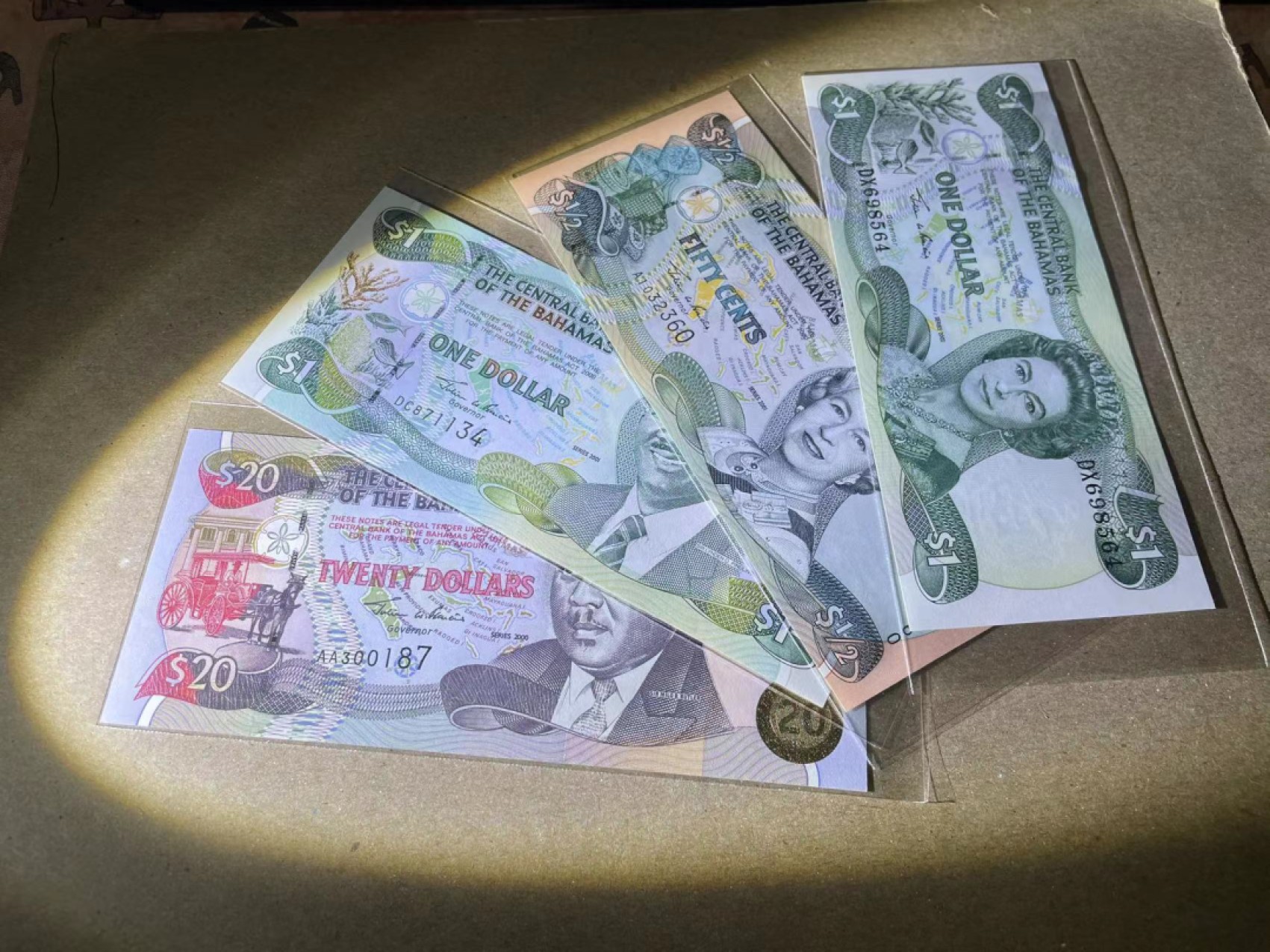 【Blue Auction】✨世界纸币精拍第252期——补号伦勃朗 【一组4张】巴哈马 1/2-20元一组 全新UNC