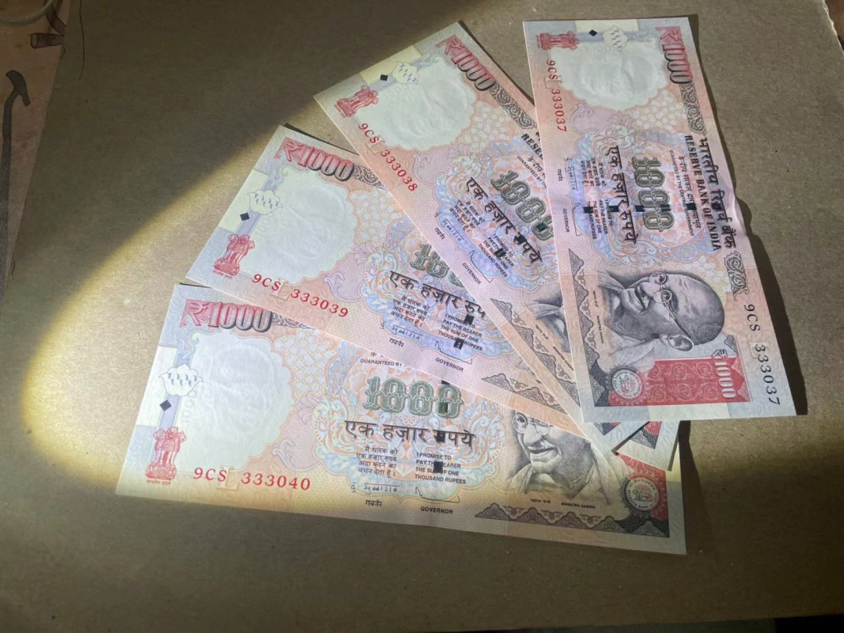 【Blue Auction】✨世界纸币精拍第252期——补号伦勃朗 【一组4张】印度 1000卢比 UNC/UNC-荧光点 甘地头像