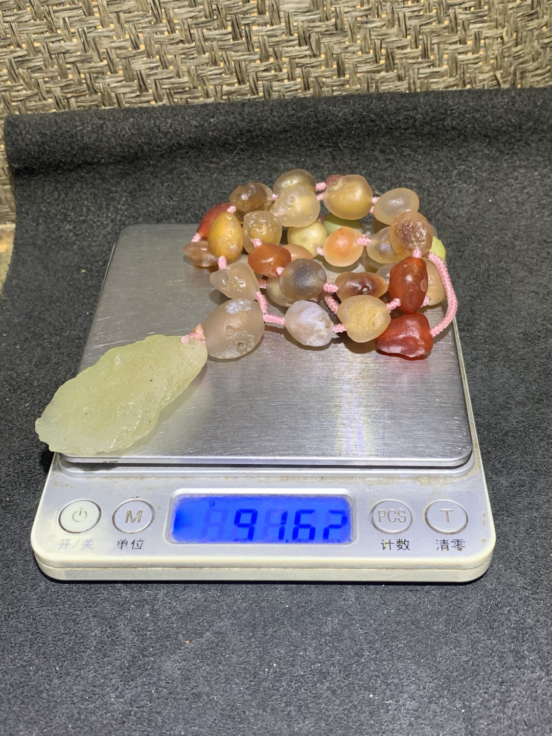 精美天然阿拉善多彩糖心玛瑙原石项链一条！