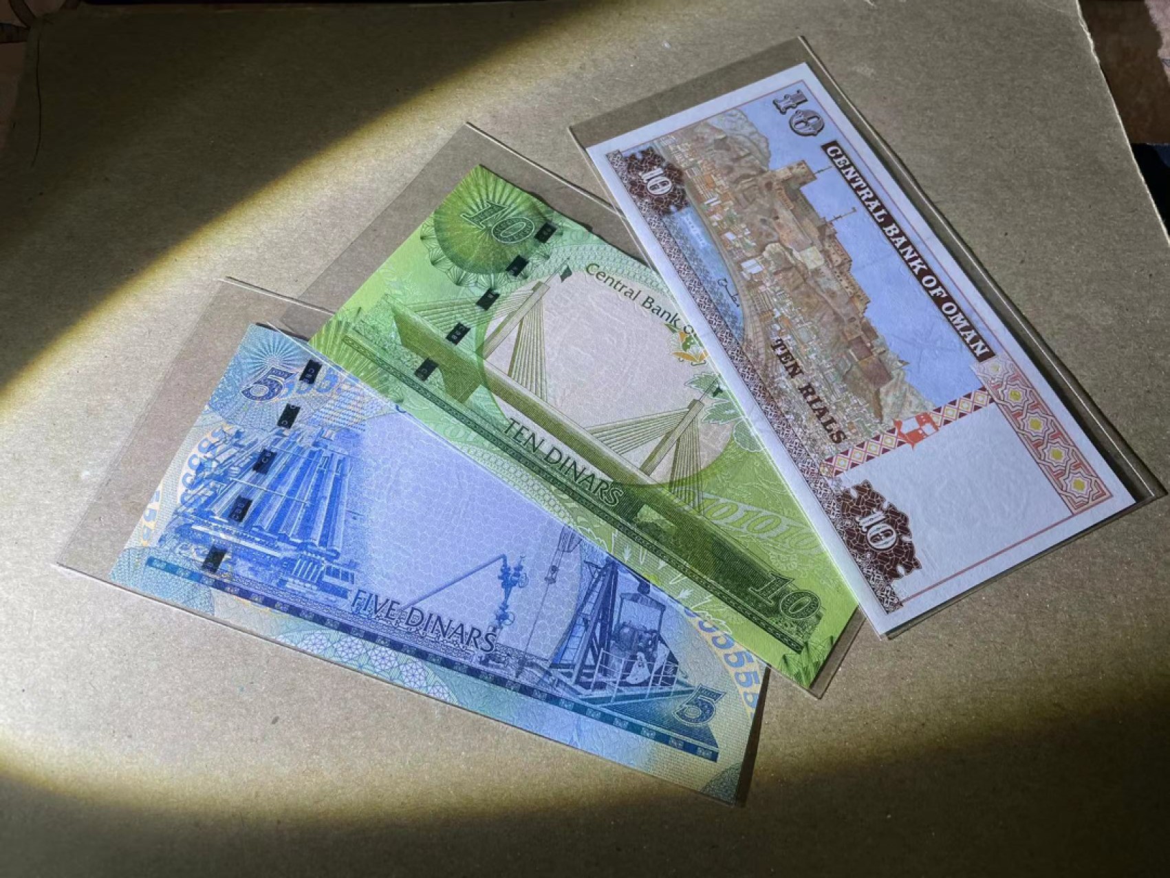 【Blue Auction】✨世界纸币精拍第252期——补号伦勃朗 【一组3张】阿曼、巴林纸币一组 全新UNC