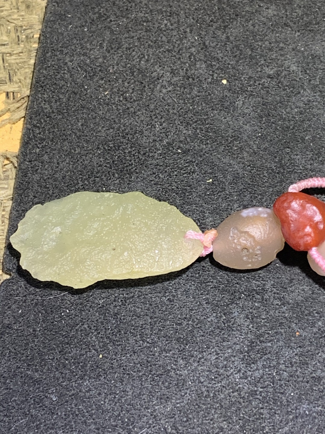 精美天然阿拉善多彩糖心玛瑙原石项链一条！