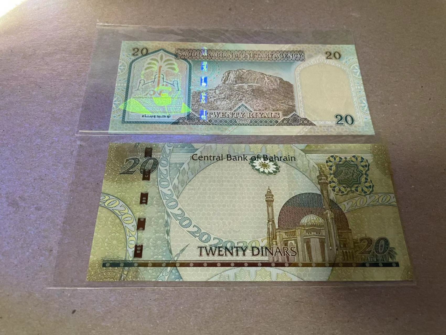 【Blue Auction】✨世界纸币精拍第252期——补号伦勃朗 【一组2张】沙特20里亚尔&巴林20第纳尔 全新UNC