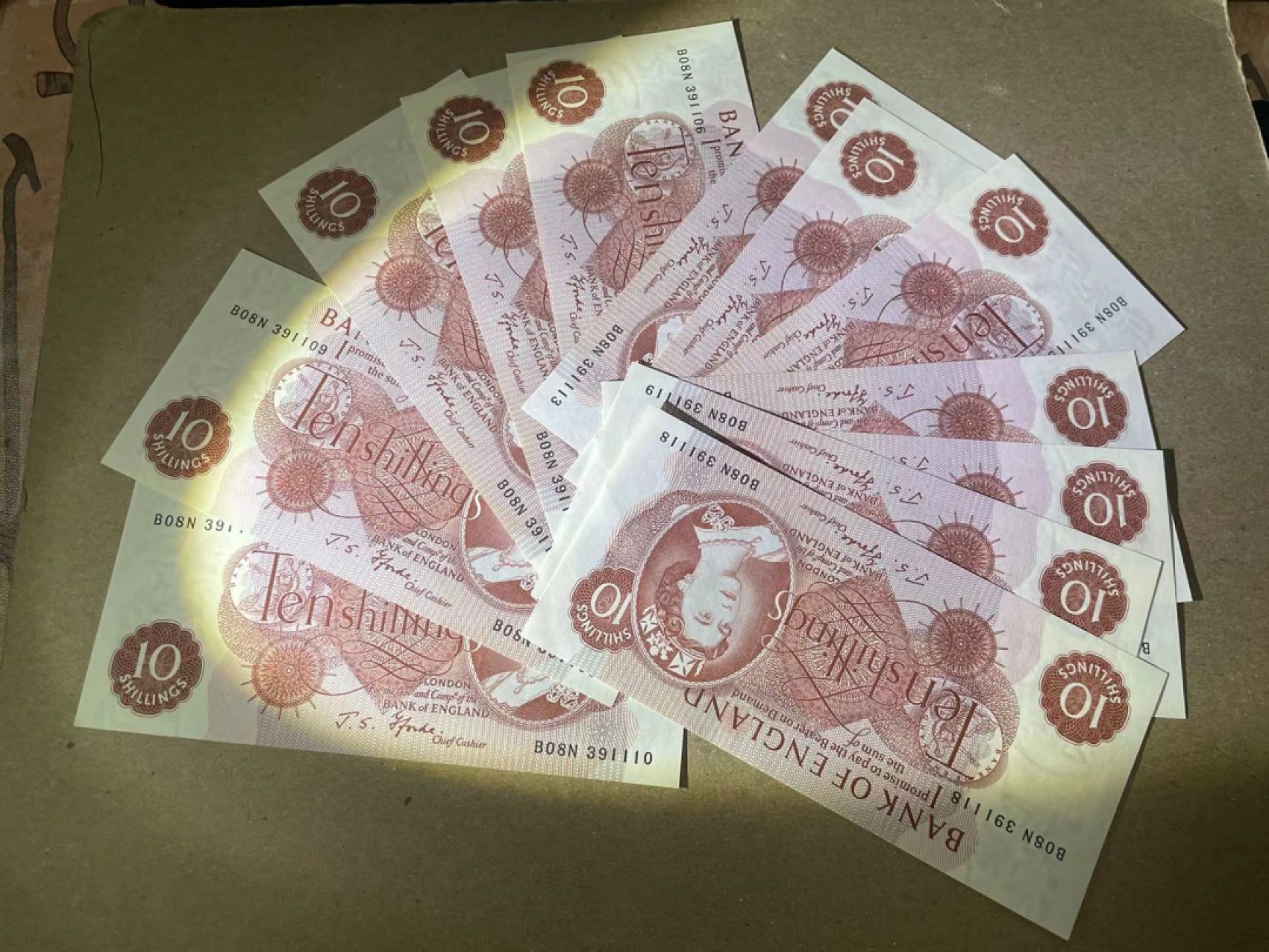 【Blue Auction】✨世界纸币精拍第252期——补号伦勃朗 【一组12张 不含1111尾】英国 C序列10先令 UNC/UNC- 部分小角折