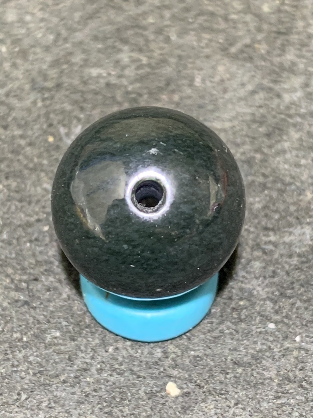 天然新疆和田青玉圆珠一颗，