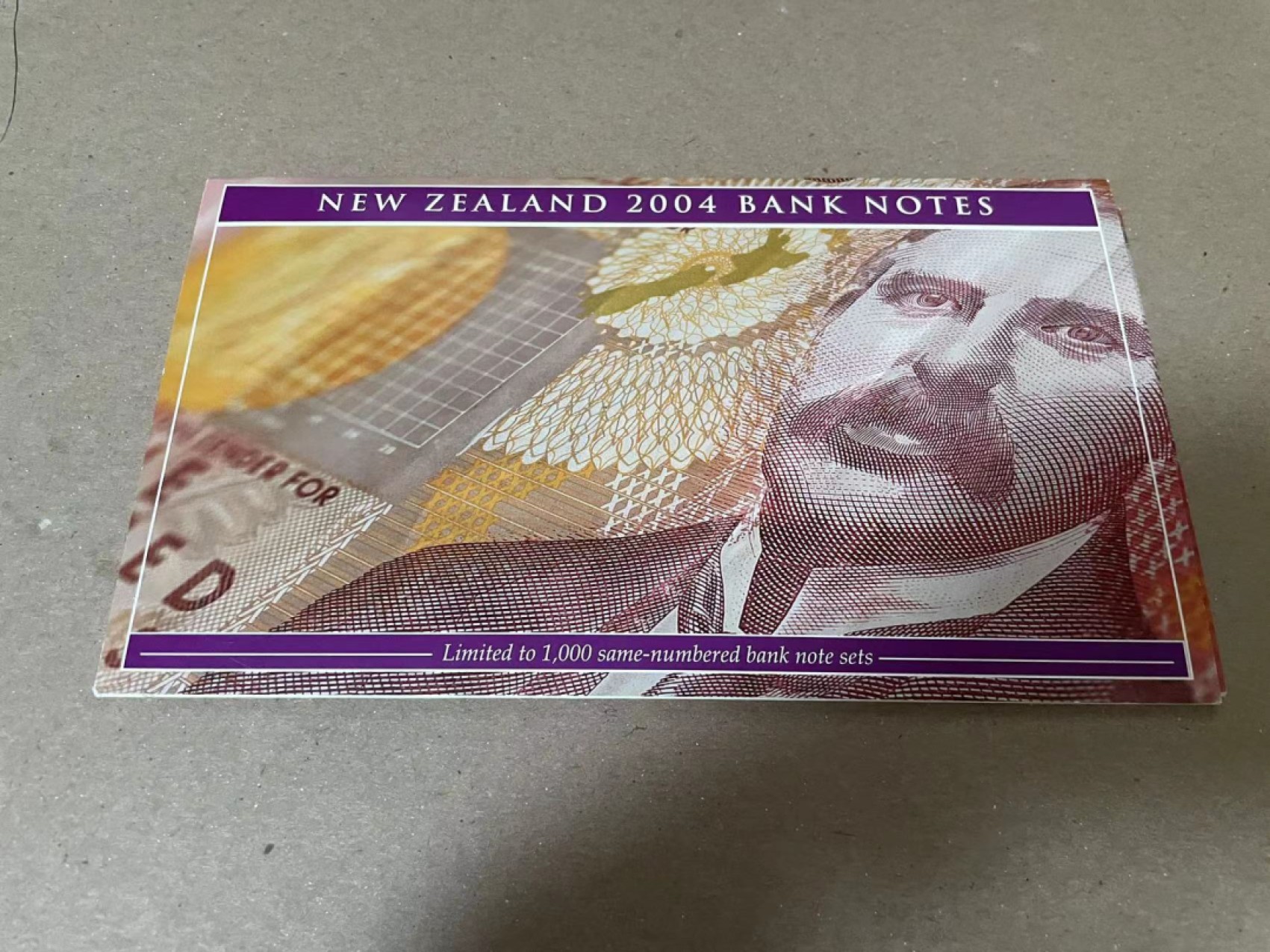 【Blue Auction】✨世界纸币精拍第252期——补号伦勃朗 【原装带册 AA全同号】新西兰 2004年5-100元 全新UNC