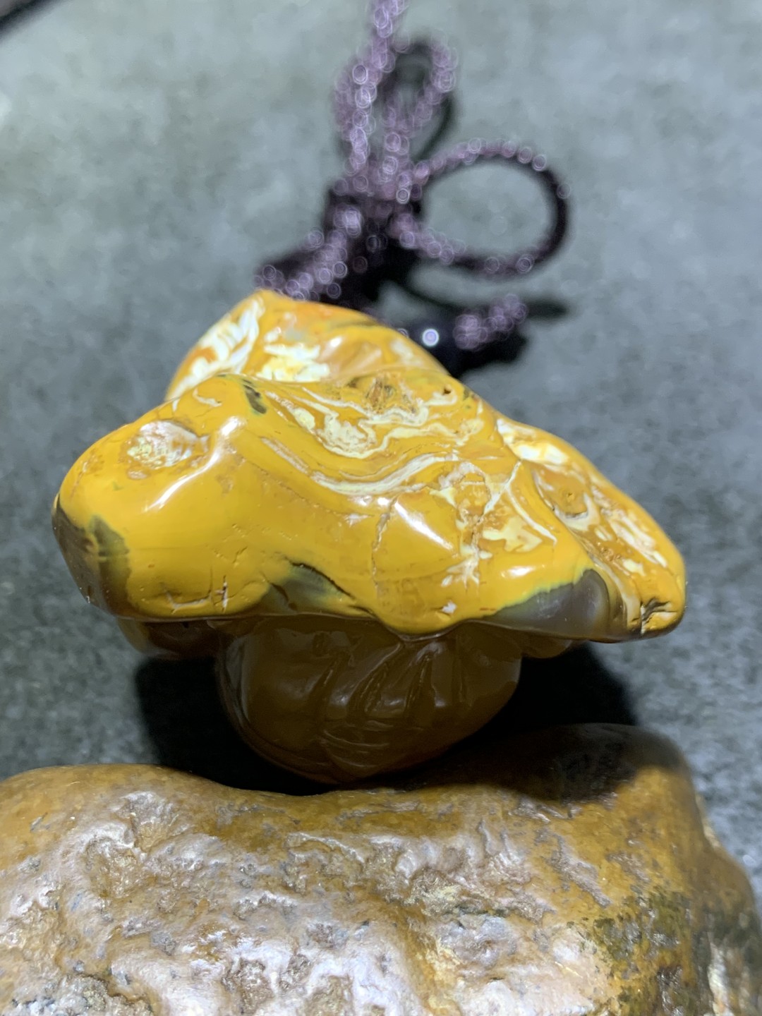 精美天然原皮马达加斯加玛瑙雕刻财神吊坠(把件)一个