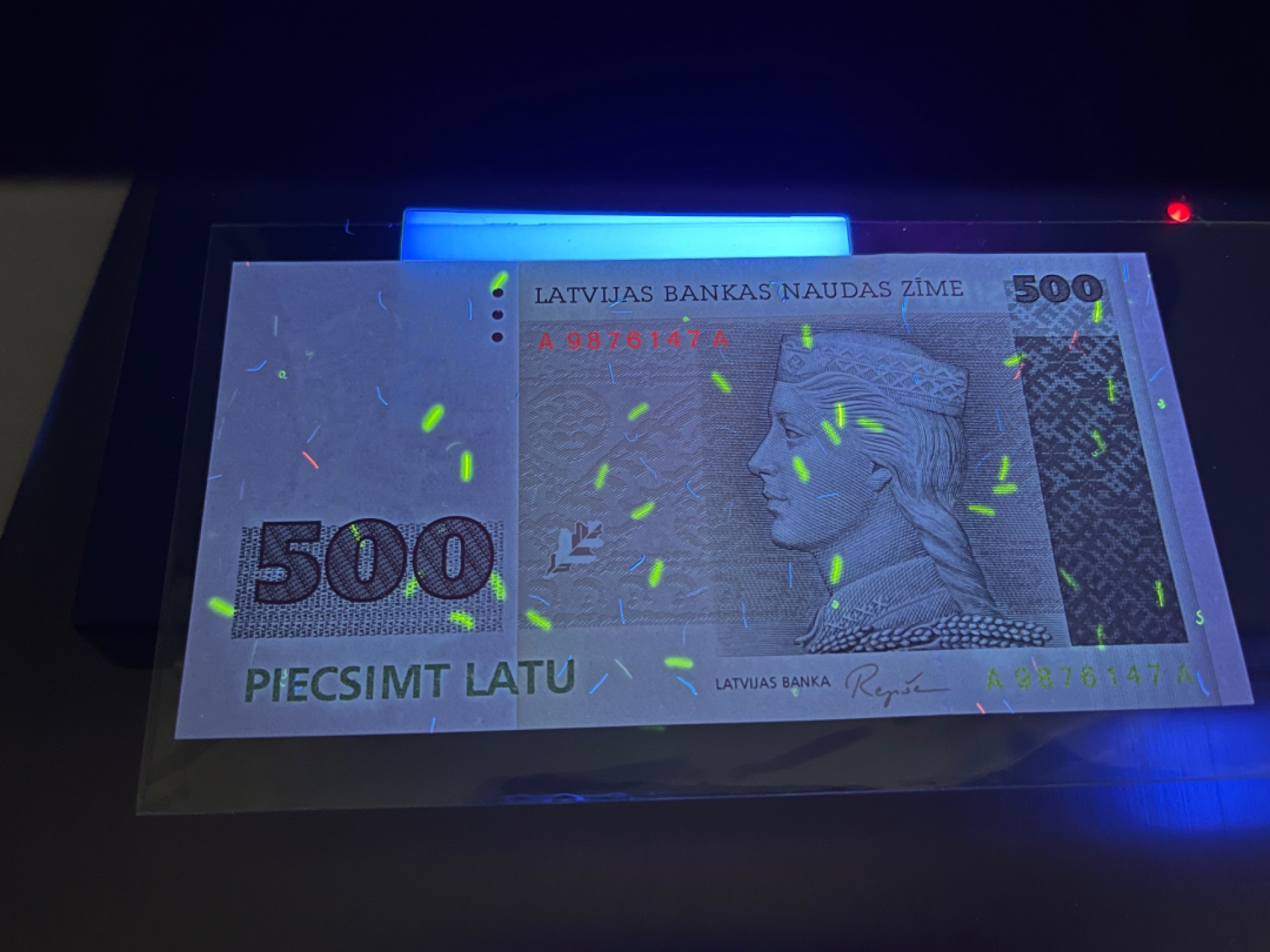 《外钞收藏家》第二百一十八期（波罗的海三国） 拉脱维亚1992年第二套500拉特，少见高面值	P48   全新UNC