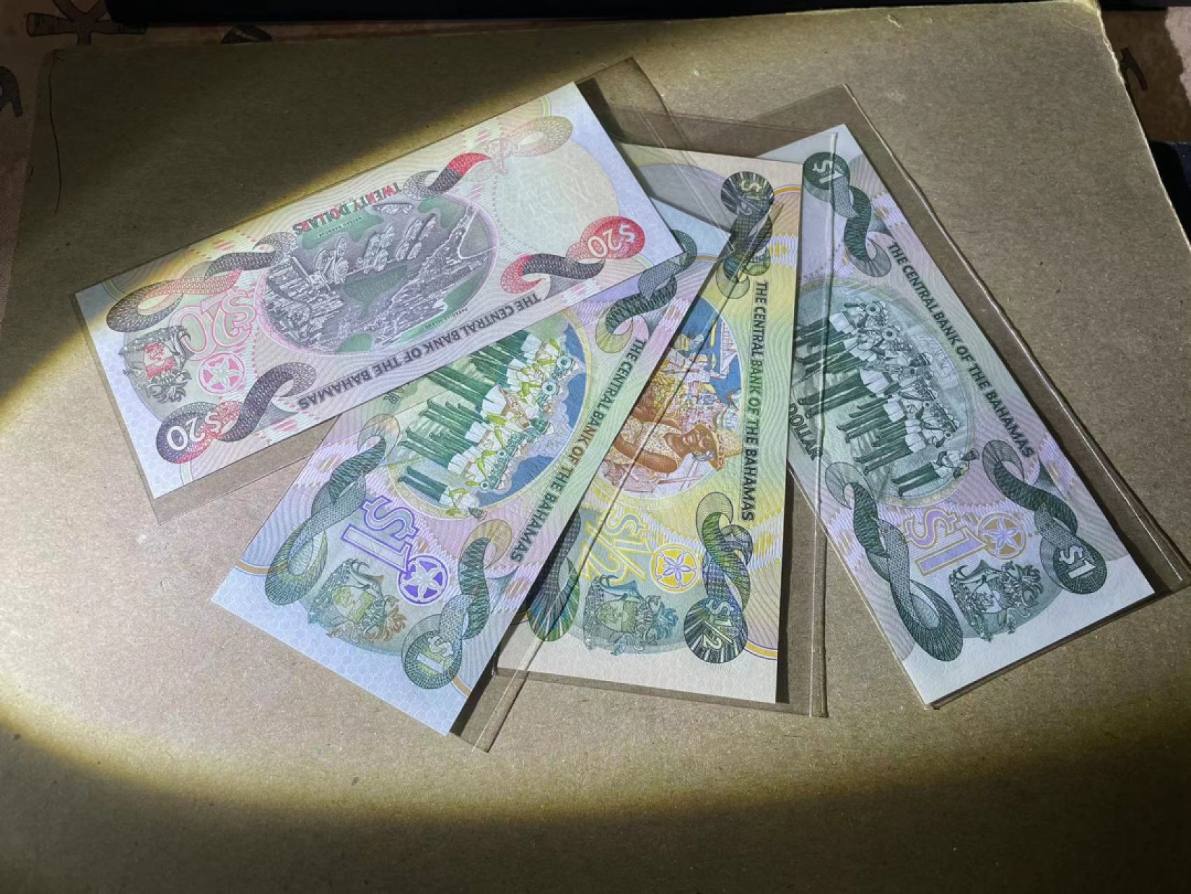 【Blue Auction】✨世界纸币精拍第252期——补号伦勃朗 【一组4张】巴哈马 1/2-20元一组 全新UNC