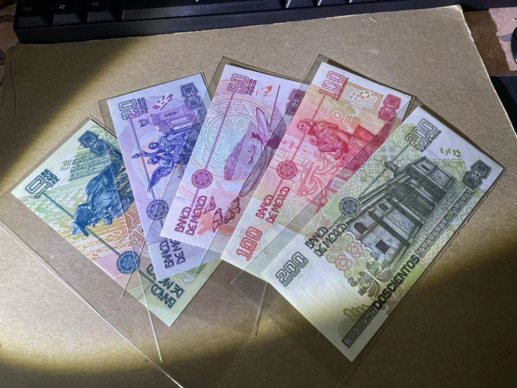 【Blue Auction】✨世界纸币精拍第252期——补号伦勃朗 【一组5张 A冠 千位全同小号】墨西哥 10-200比索 UNC/UNC-荧光点