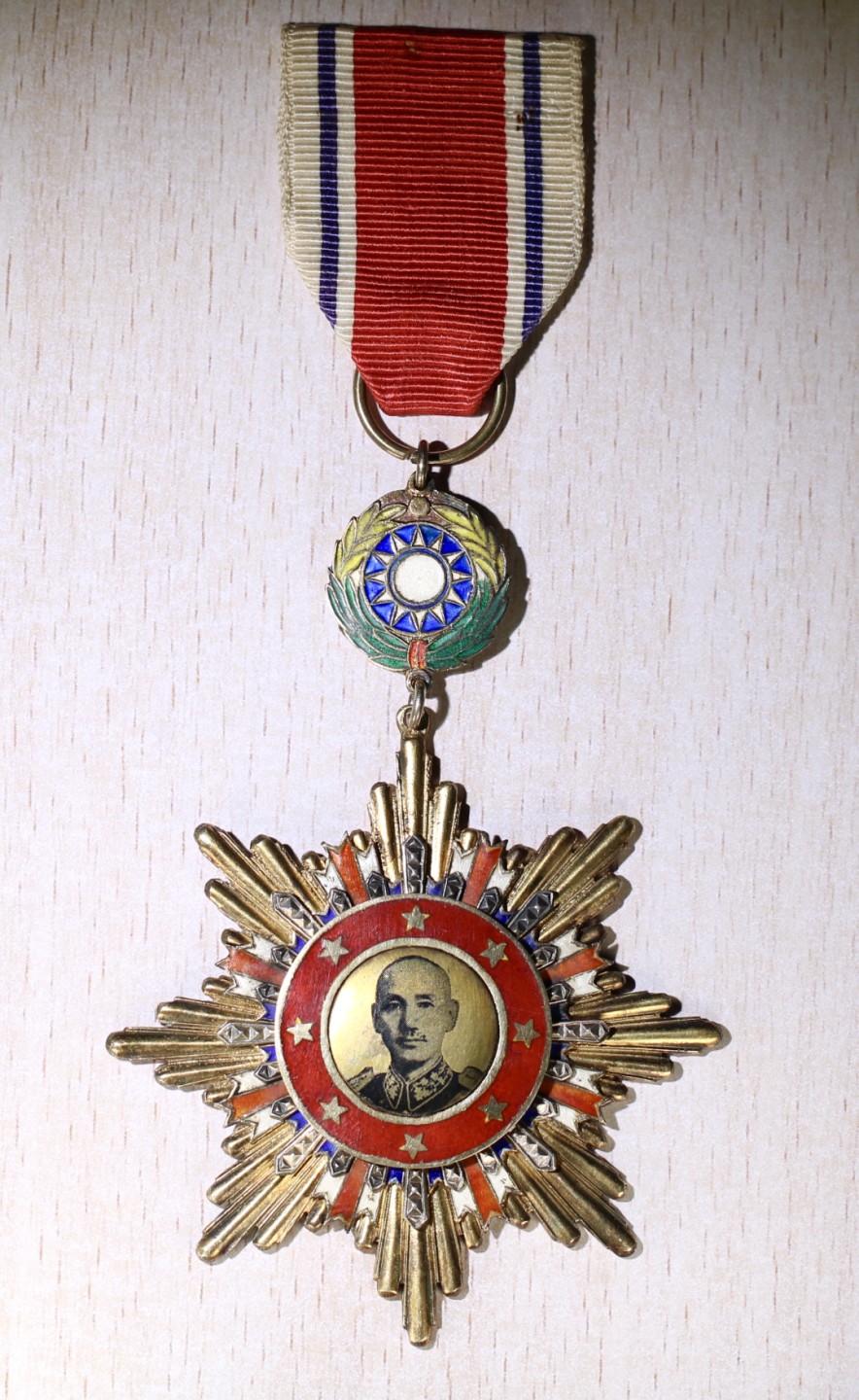 大猫徽章拍卖 第209期 国府八年抗战胜利纪念勋章 府厂版 银质珐琅好品 原绶带