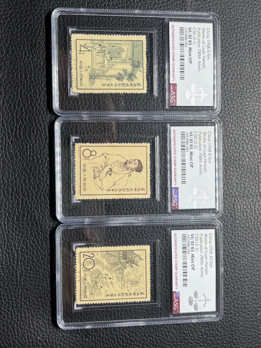 洪涛臻品批发群  精选邮票限时拍卖第八十九期 纪50关汉卿新全  ASG85分OP ，。两枚边纸色线，文豪系列，85超高性价比，非常受欢迎的一套票，其他群都开始疯抢了，注意捡漏价补仓精品