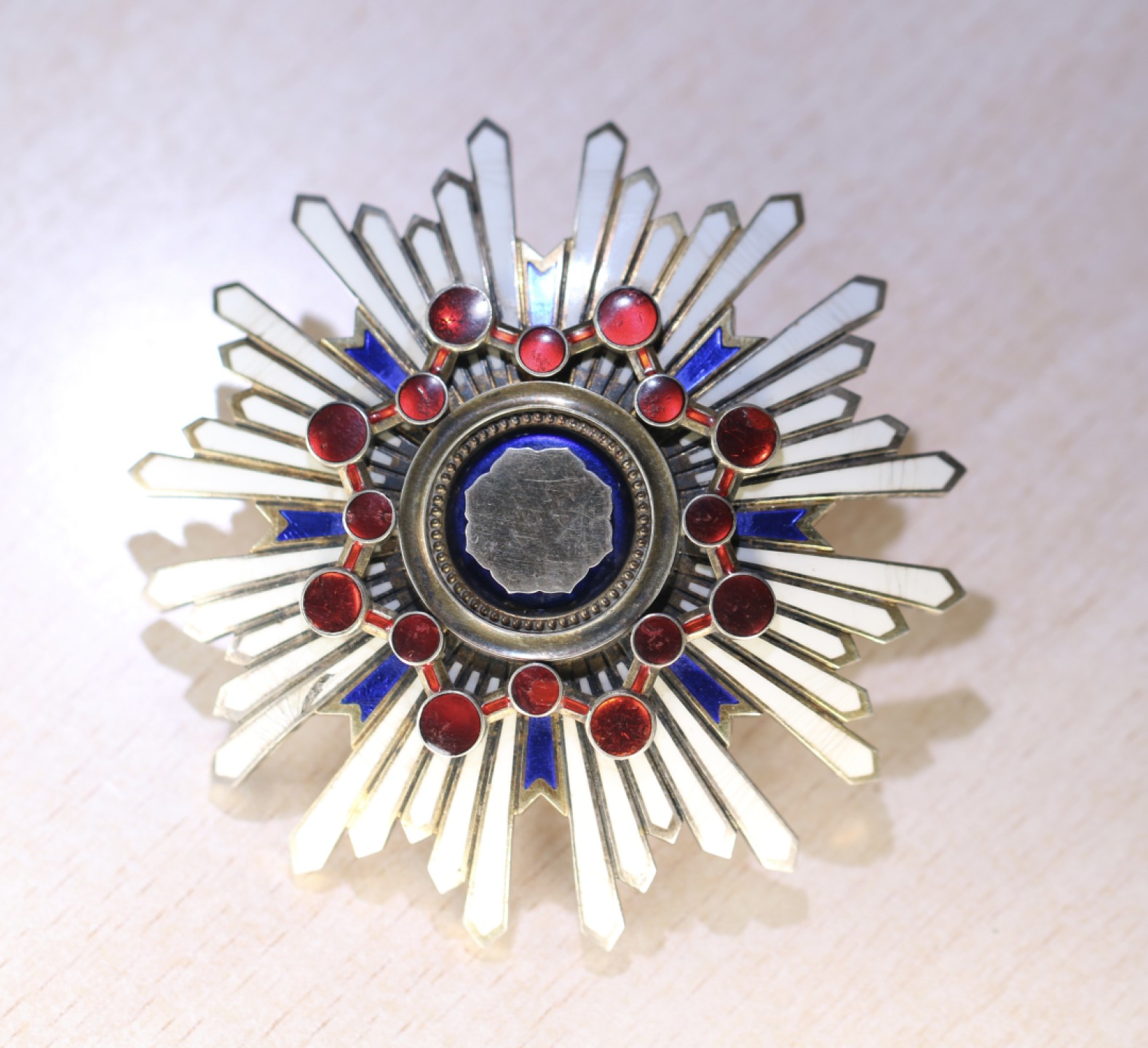 大猫徽章拍卖 第209期 瑞宝星章 银质 珐琅部分小剥皮细纹 背杆有换