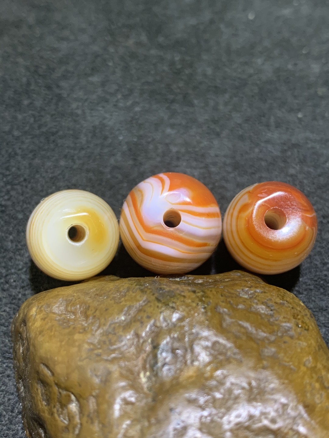 千层纹缠丝玛瑙通货桶珠三颗！