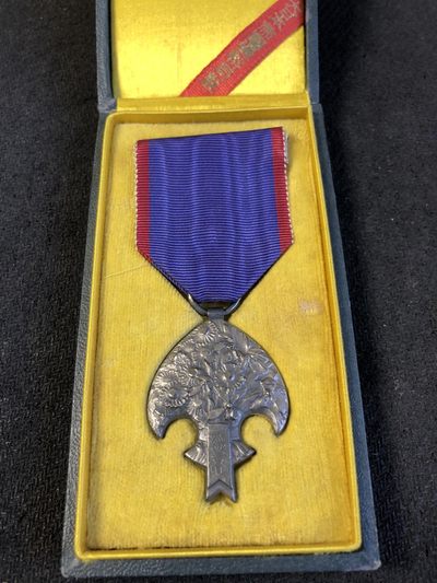 【海寧潮】纪念章及杂件专场 - 【海寧潮】伪满洲帝国皇帝访日银质纪念章原盒市场价格小2千