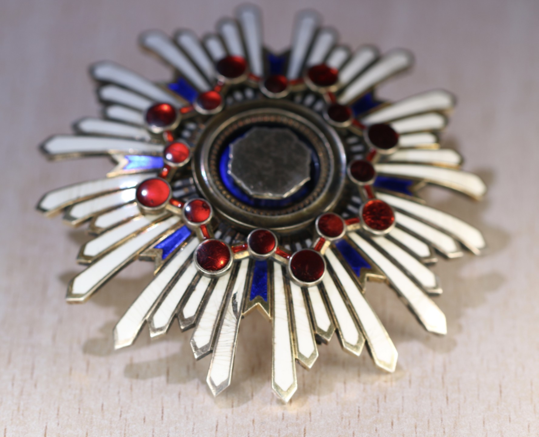 大猫徽章拍卖 第209期 瑞宝星章 银质 珐琅部分小剥皮细纹 背杆有换