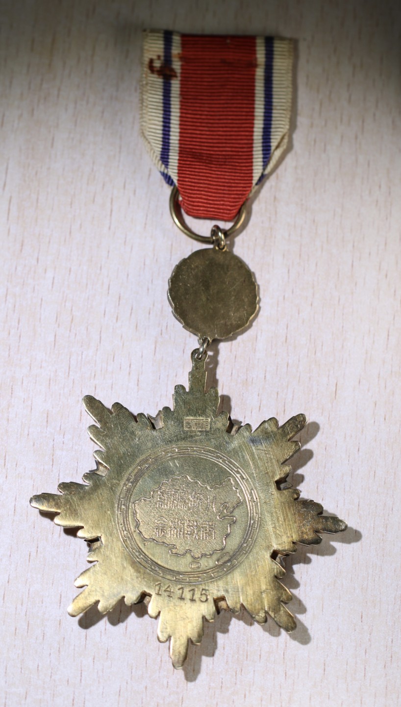 大猫徽章拍卖 第209期 国府八年抗战胜利纪念勋章 府厂版 银质珐琅好品 原绶带