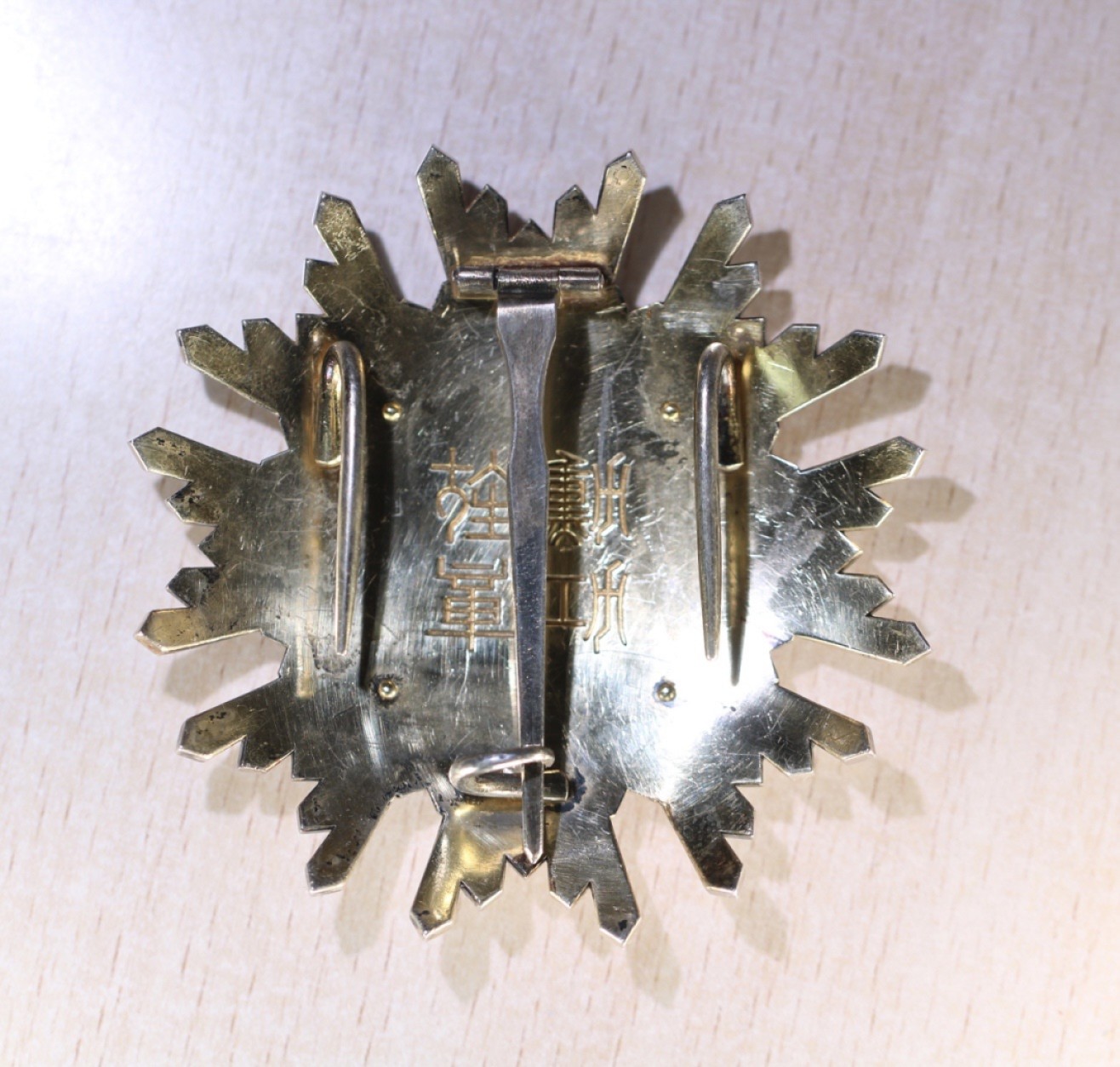 大猫徽章拍卖 第209期 瑞宝星章 银质 珐琅部分小剥皮细纹 背杆有换