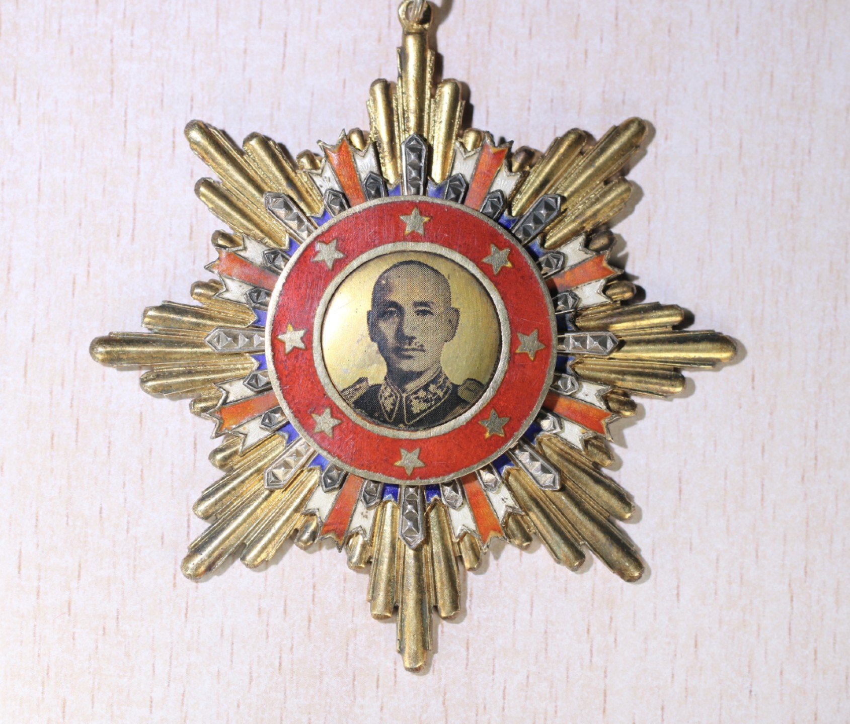 大猫徽章拍卖 第209期 国府八年抗战胜利纪念勋章 府厂版 银质珐琅好品 原绶带