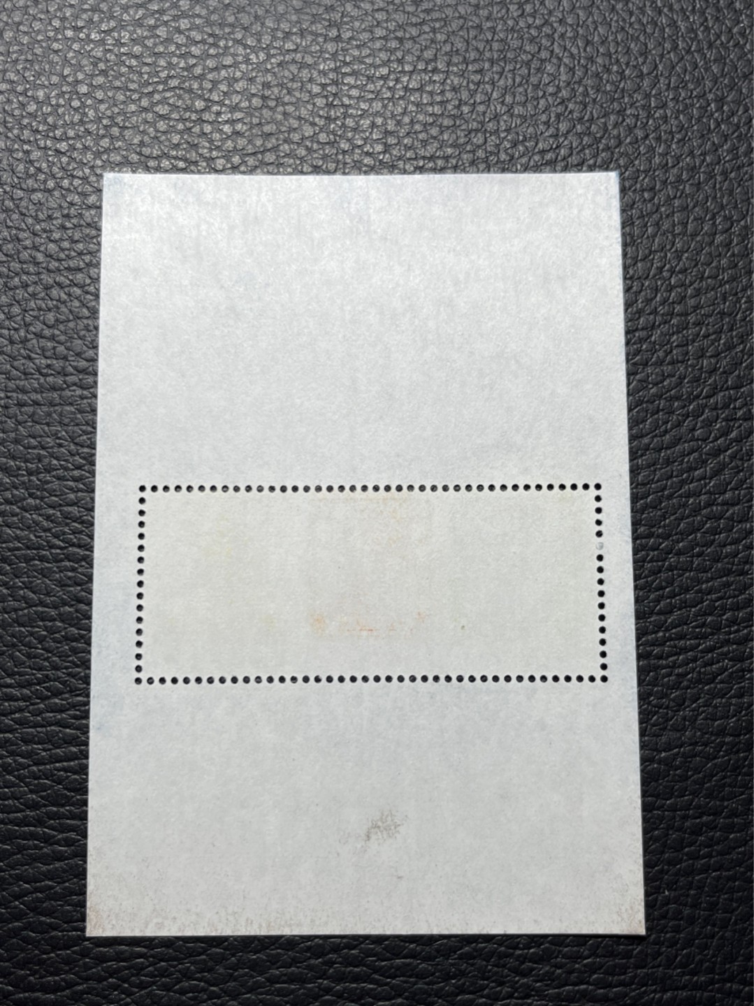 洪涛臻品批发群  精选邮票限时拍卖第八十九期 ✦大龙小型张1枚✦拍品是1枚★★拍品为实图★★新拆盒中间抽了一枚品相无瑕疵的，朋友的大龙评级99分卖了1.2万，全程带硅胶手套拆，不碰金粉，票没有触痕，收藏或者搏高分的老板留意下！！全品可直接评级