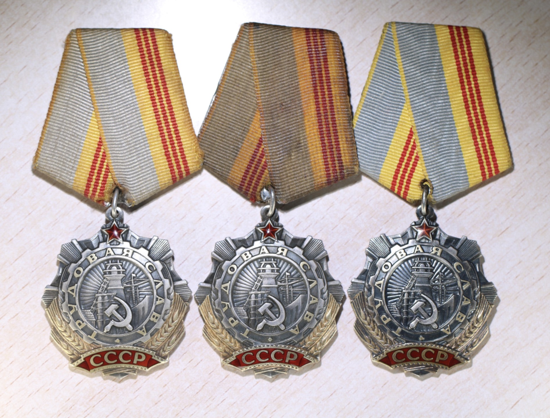 大猫徽章拍卖 第209期 苏联三级劳动光荣一组 银质好品