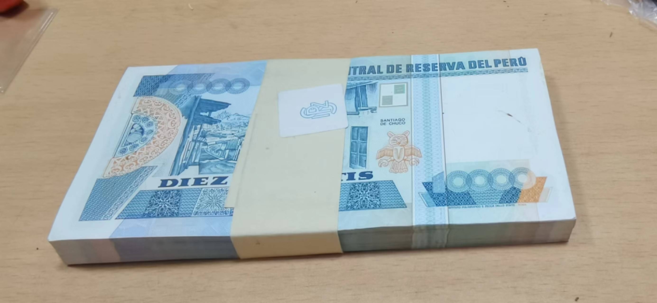 北京马甸外国币专卖微拍第八十九期，外国纸币专场，陆续上新，欢迎关注  秘鲁万元大钞百连号全新，侧面及最后一张有黄斑，角稍卷如图