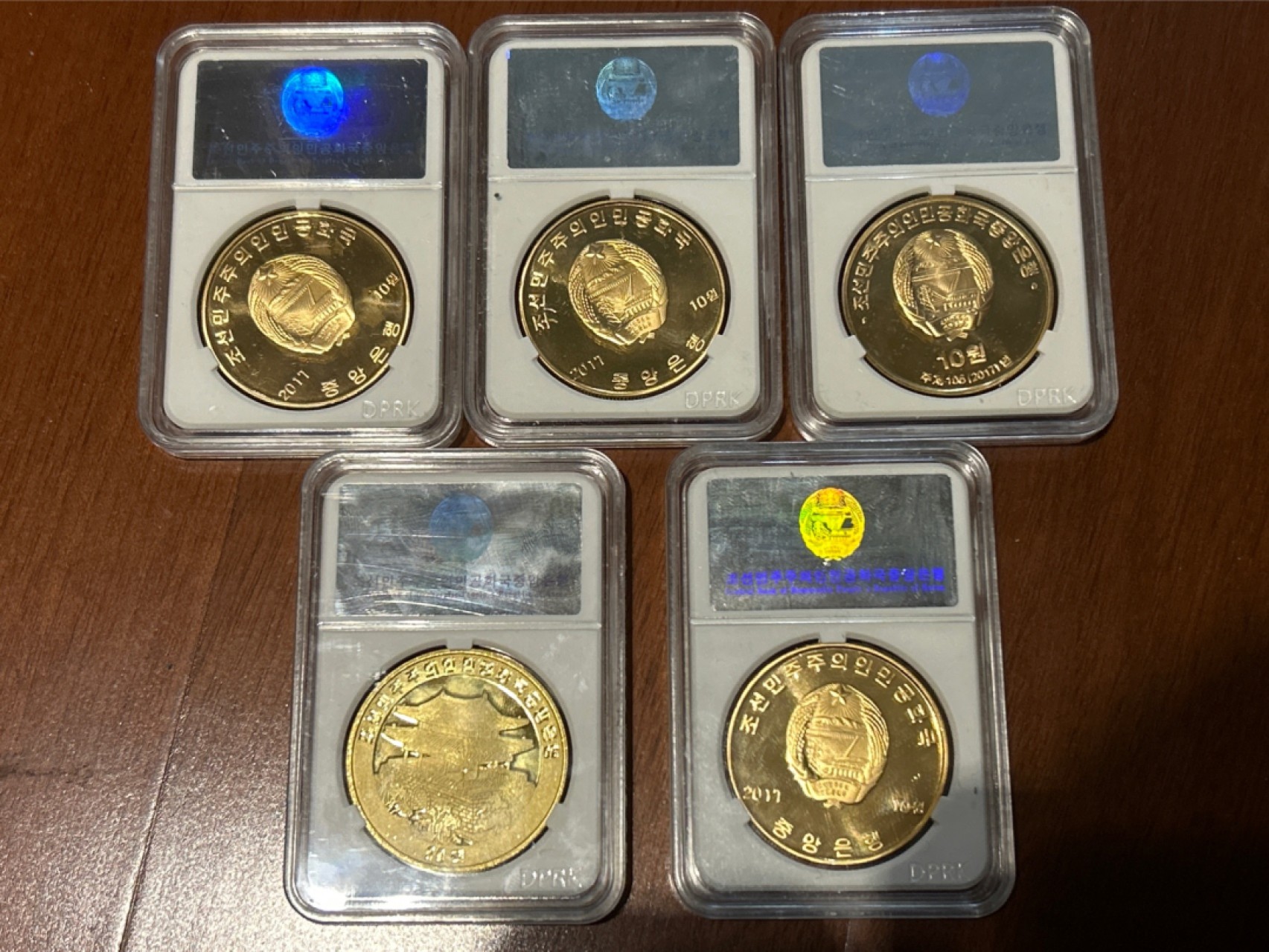 收藏联盟Quantum Auction 第210期拍卖 邮币专场 朝鲜祖国解放65周年，南北会议70周年，柳京体育馆，平壤国际机场，北韩.2017年汶绣水上乐园封装铜币.直径40mm各一枚。