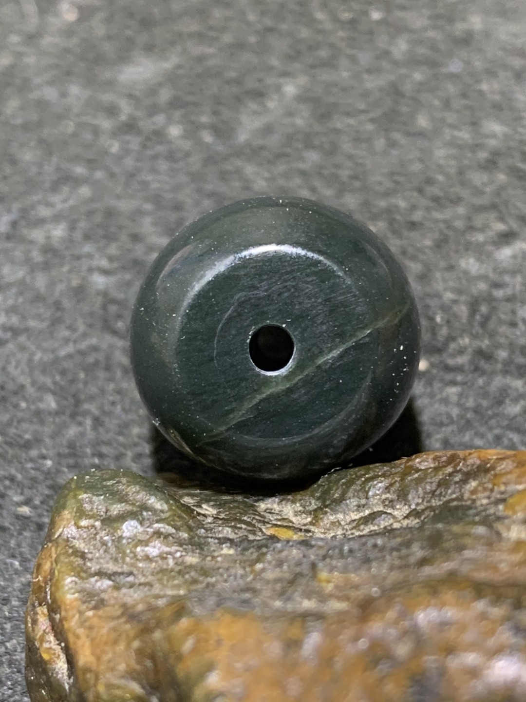 天然新疆和田青玉桶珠一颗