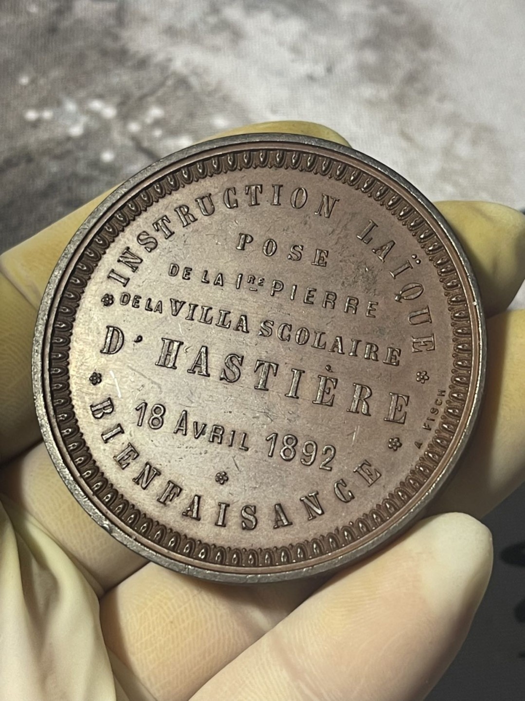 第六场，欧洲艺术章牌代币拍卖（实时专场） 1892年比利时慈善协会青铜艺术奖章51mm 43gr