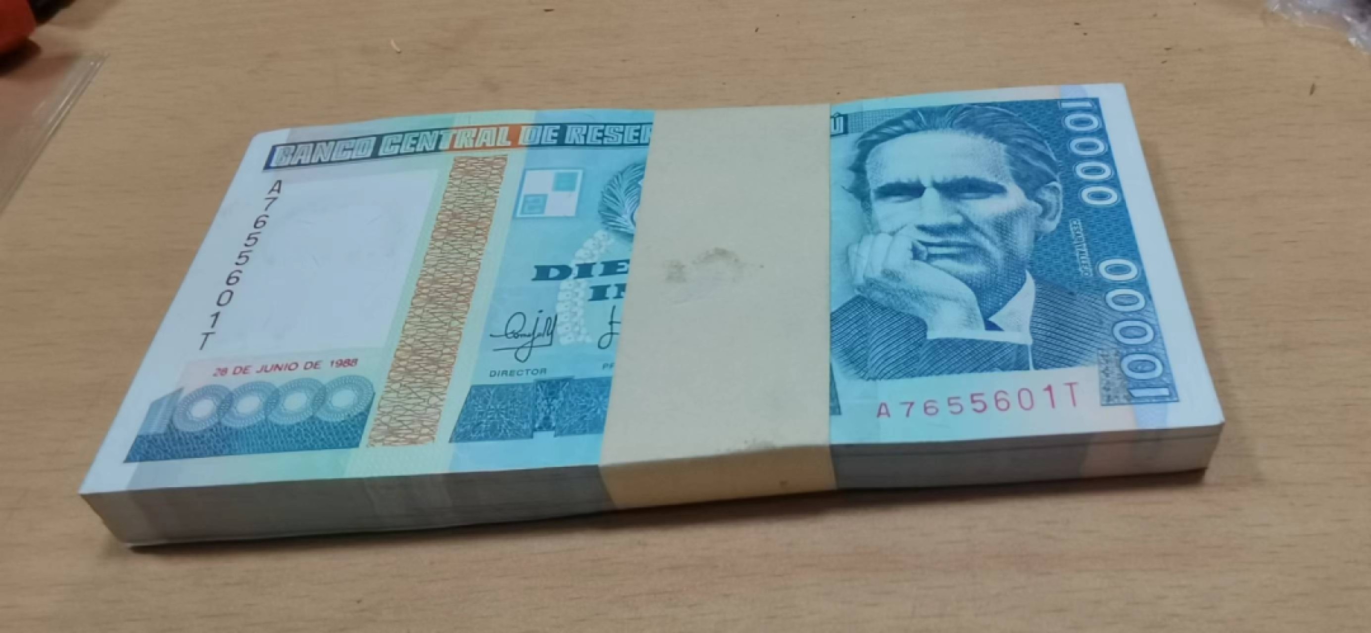 北京马甸外国币专卖微拍第八十九期，外国纸币专场，陆续上新，欢迎关注  秘鲁万元大钞百连号全新，侧面及最后一张有黄斑，角稍卷如图