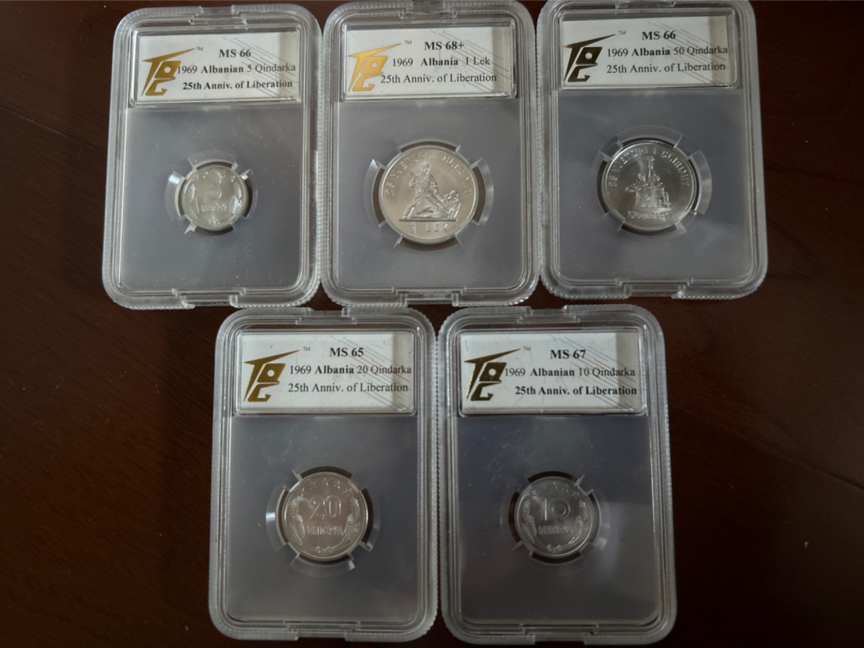 收藏联盟Quantum Auction 第210期拍卖 邮币专场 1969年阿尔巴尼亚 解放25周年纪念币 1套5枚 中国代造 TQG评级