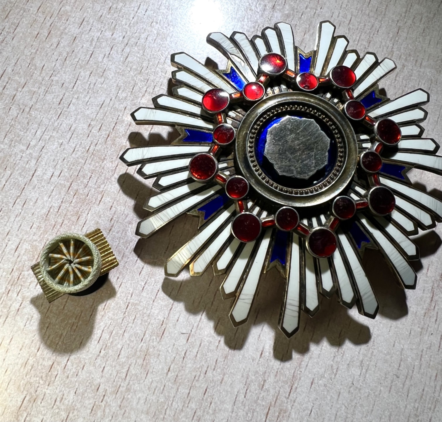 大猫徽章拍卖 第209期 瑞宝星章 银质 珐琅部分小剥皮细纹 背杆有换