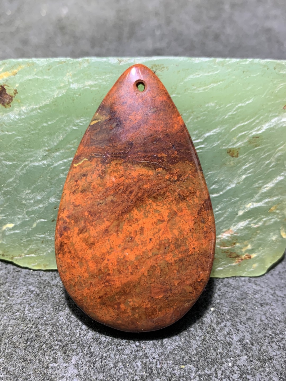 精美红碧玉水滴形吊坠一个！配串利器！