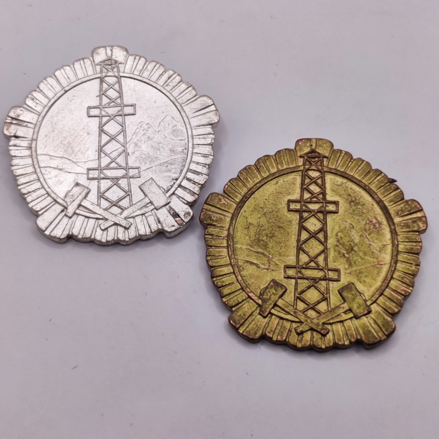 全场0元起拍 第16期 咸鱼国勋章拍卖专场 11月23日（周三）下午6：00开始 阿尔巴尼亚采矿与地质学杰出劳动奖章 银级+金级