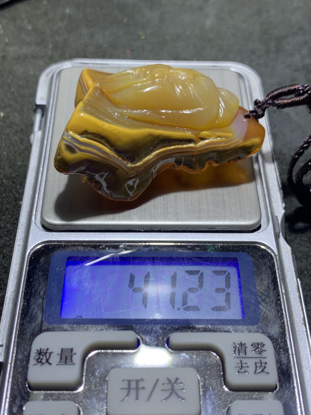 精美天然原皮马达加斯加玛瑙雕刻忠义关二爷吊坠(把件)一个