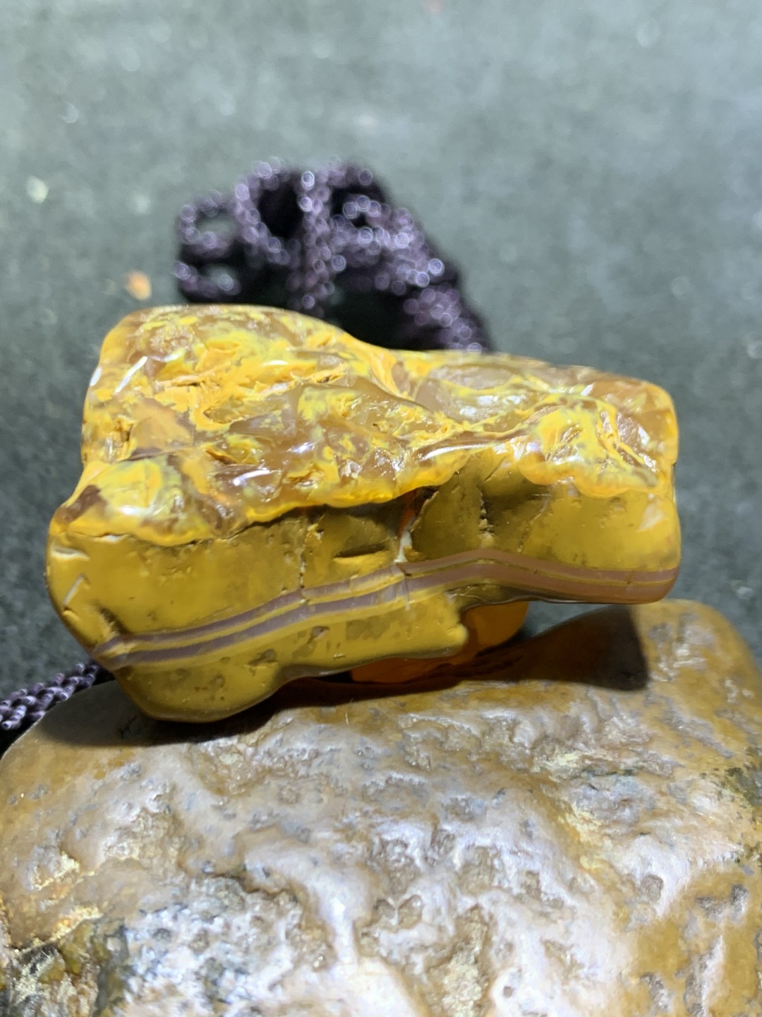 精美天然原皮马达加斯加玛瑙雕刻忠义关二爷吊坠(把件)一个