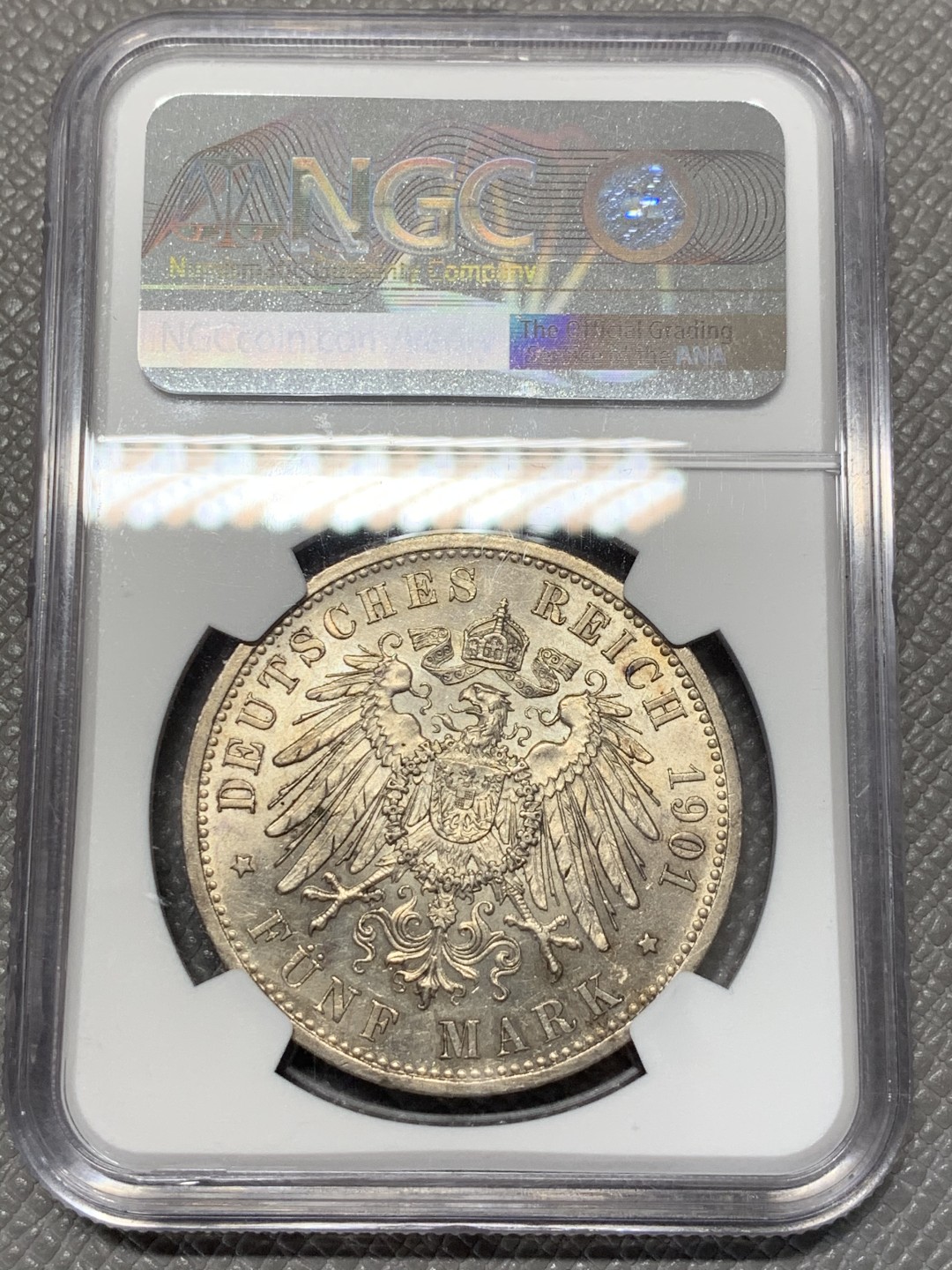 《竞宝斋》第118场-周日，周一 ，2场连拍（全场包邮） NGC MS62 德国 1901 普鲁士建国200周年 5马克大银币 转光强 淡黄色包浆 帽子下有很像阴影的包浆 背面的光和底板贼好