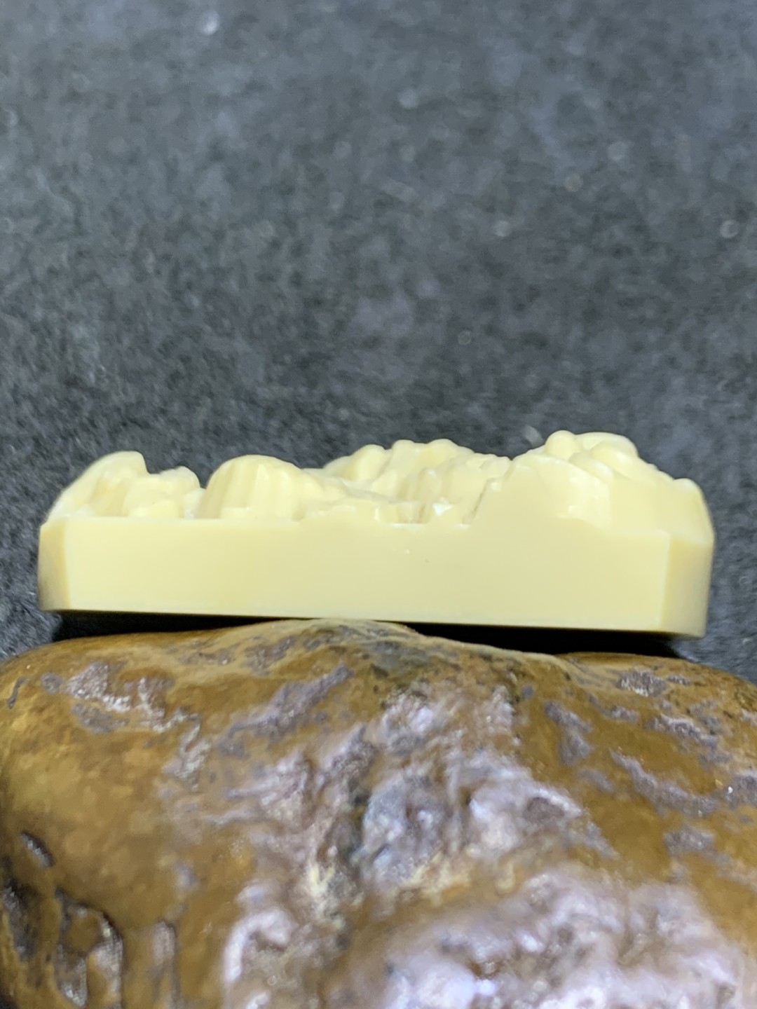 精美高玉化金膏玉雕刻龙牌一个