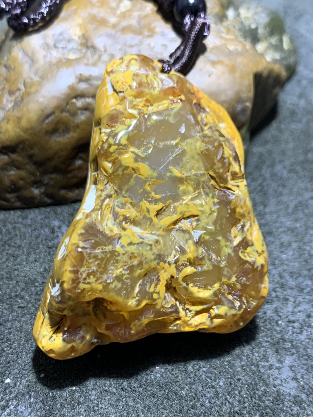 精美天然原皮马达加斯加玛瑙雕刻忠义关二爷吊坠(把件)一个