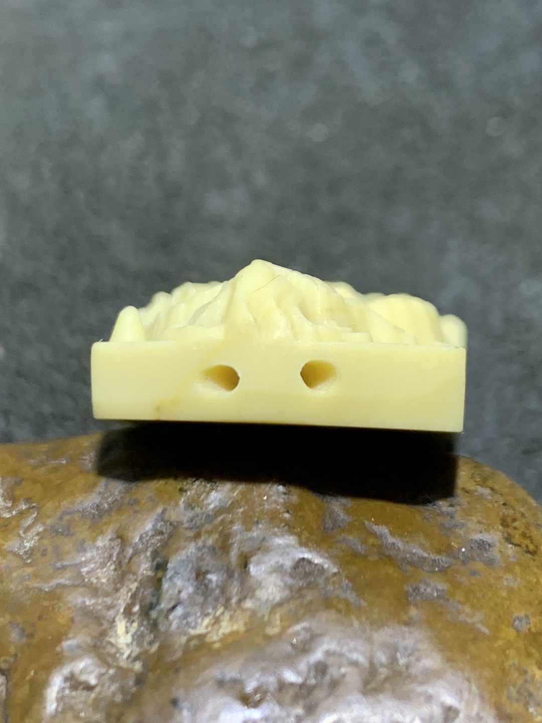 精美高玉化金膏玉雕刻龙牌一个