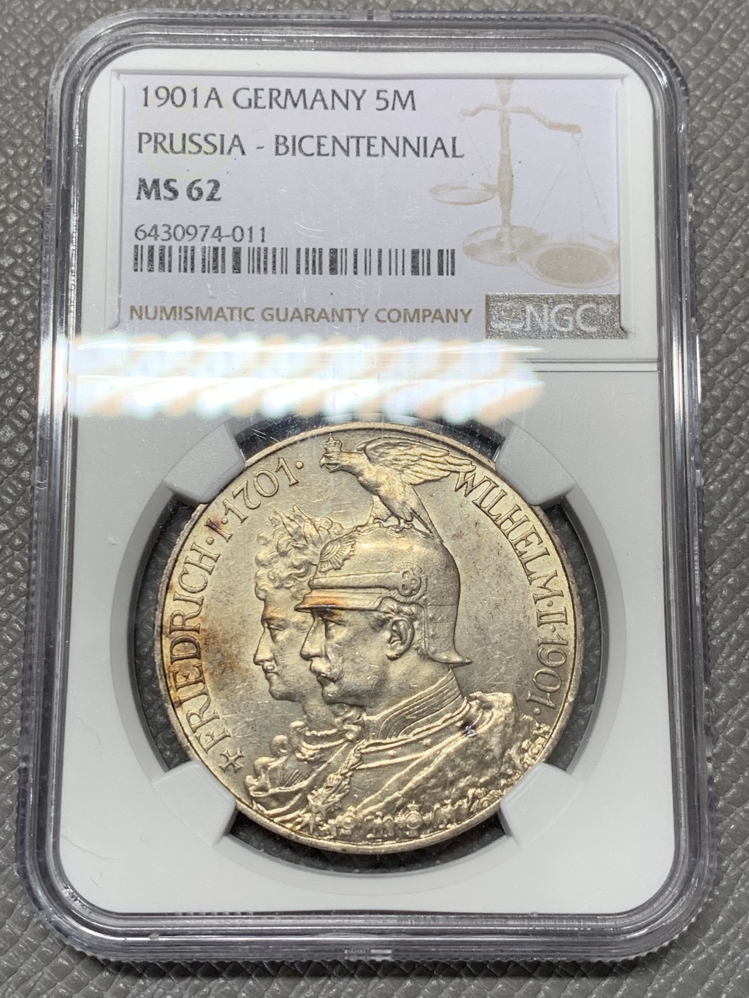 《竞宝斋》第118场-周日，周一 ，2场连拍（全场包邮） NGC MS62 德国 1901 普鲁士建国200周年 5马克大银币 转光强 淡黄色包浆 帽子下有很像阴影的包浆 背面的光和底板贼好