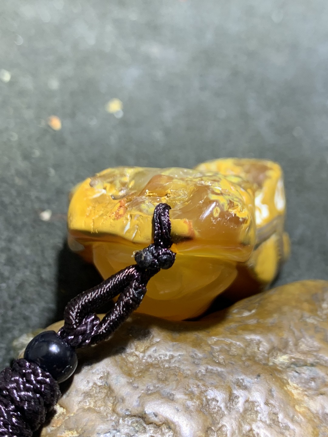 精美天然原皮马达加斯加玛瑙雕刻忠义关二爷吊坠(把件)一个