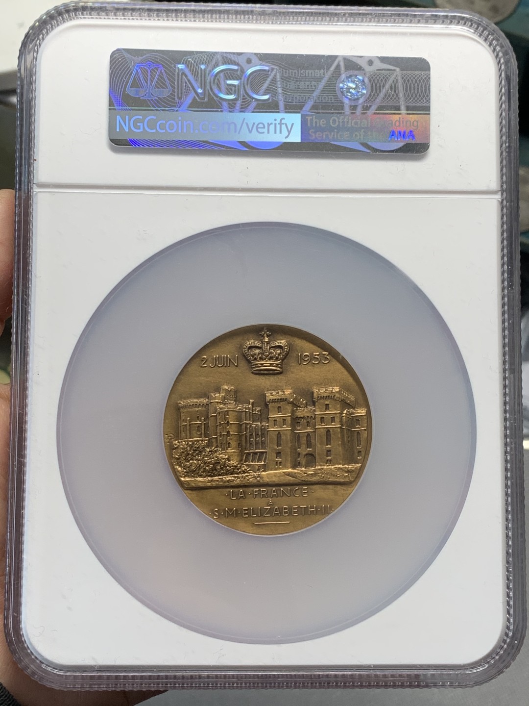 《竞宝斋》第118场-周日，周一 ，2场连拍（全场包邮） NGC UNC 1953年英国伊丽莎白二世女王加冕纪念章 大盒封装 少见