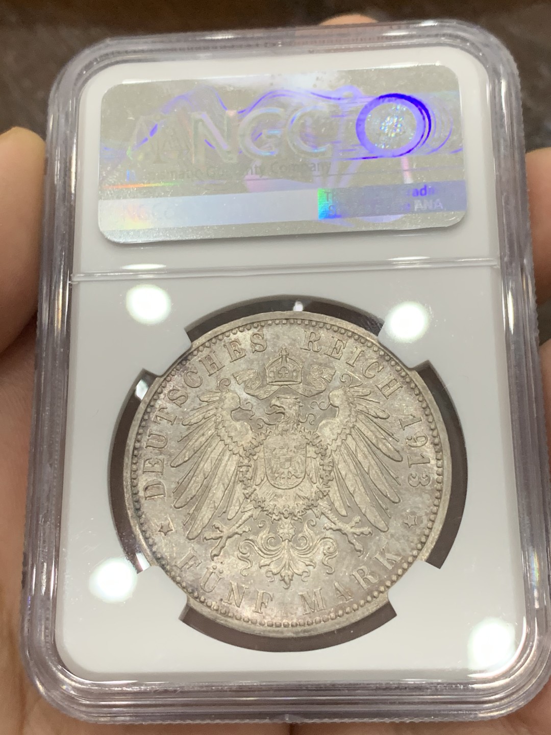 《竞宝斋》第118场-周日，周一 ，2场连拍（全场包邮） NGC MS62 德国汉堡1913年双狮5马克银币五彩镜面底板