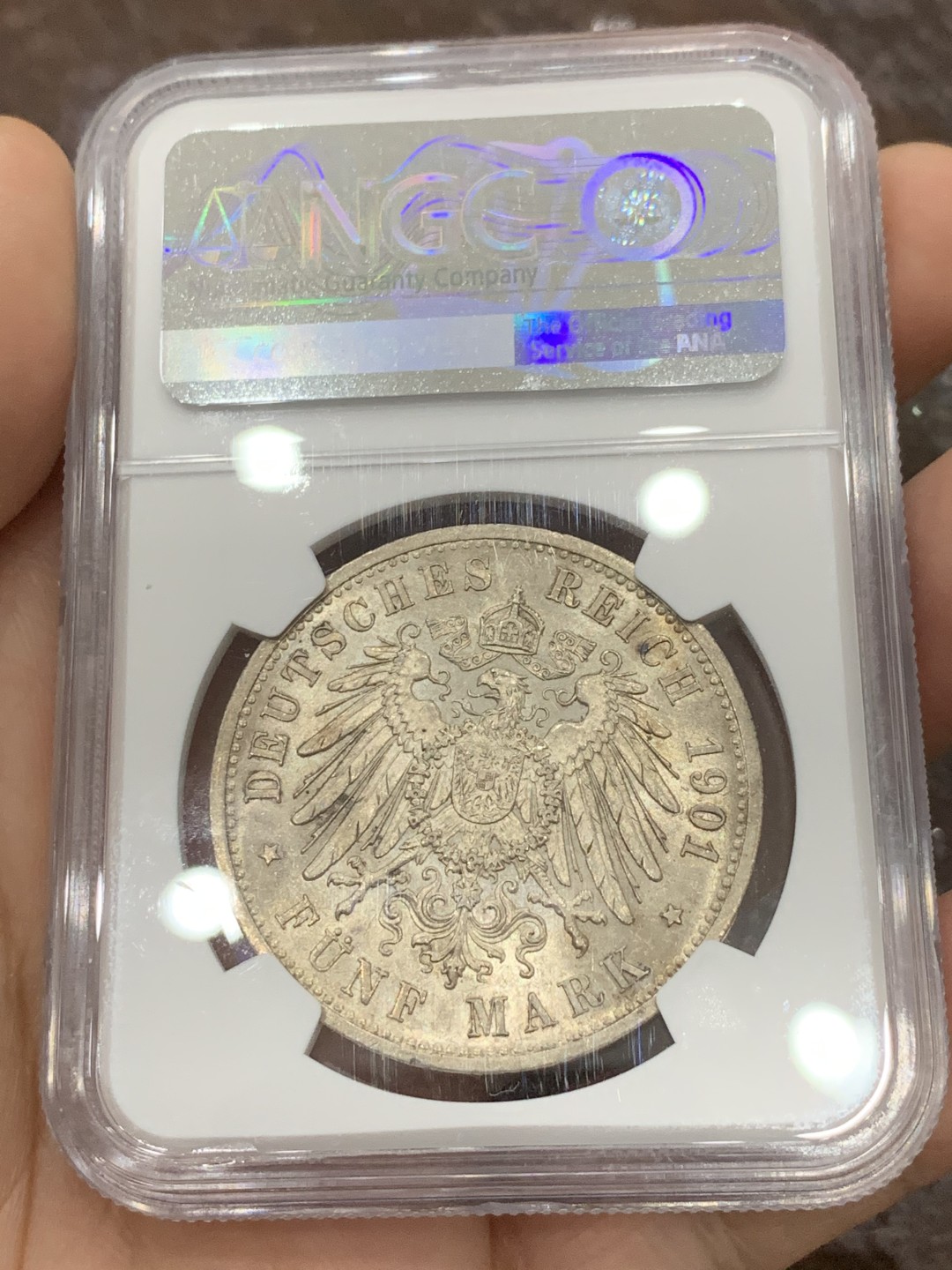 《竞宝斋》第118场-周日，周一 ，2场连拍（全场包邮） NGC MS62 德国 1901 普鲁士建国200周年 5马克大银币 转光强 淡黄色包浆 帽子下有很像阴影的包浆 背面的光和底板贼好