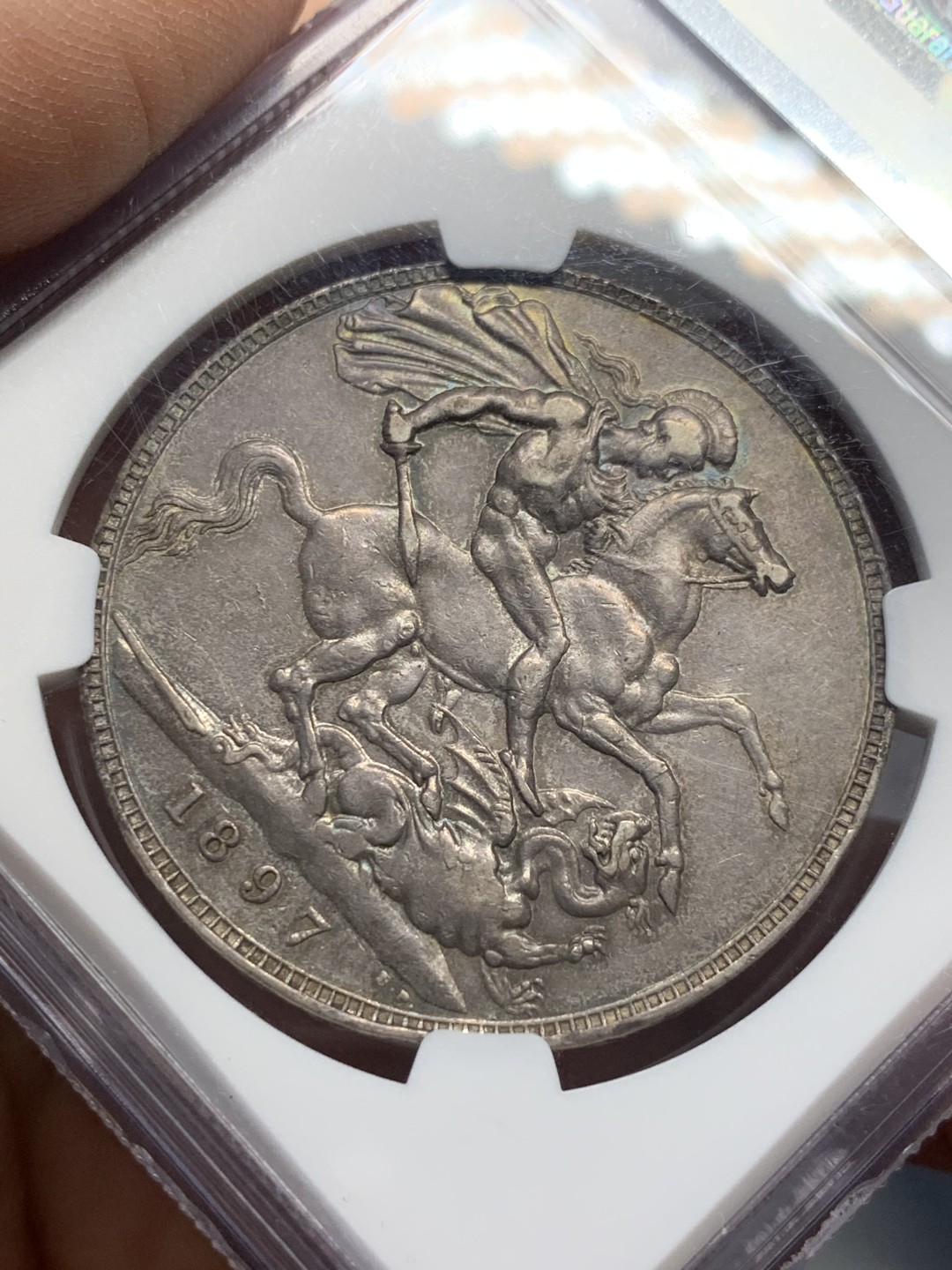 《竞宝斋》第118场-周日，周一 ，2场连拍（全场包邮） NGC AU50 英国 1897年 LX版 披纱 克朗大银币深五彩包浆 很不错