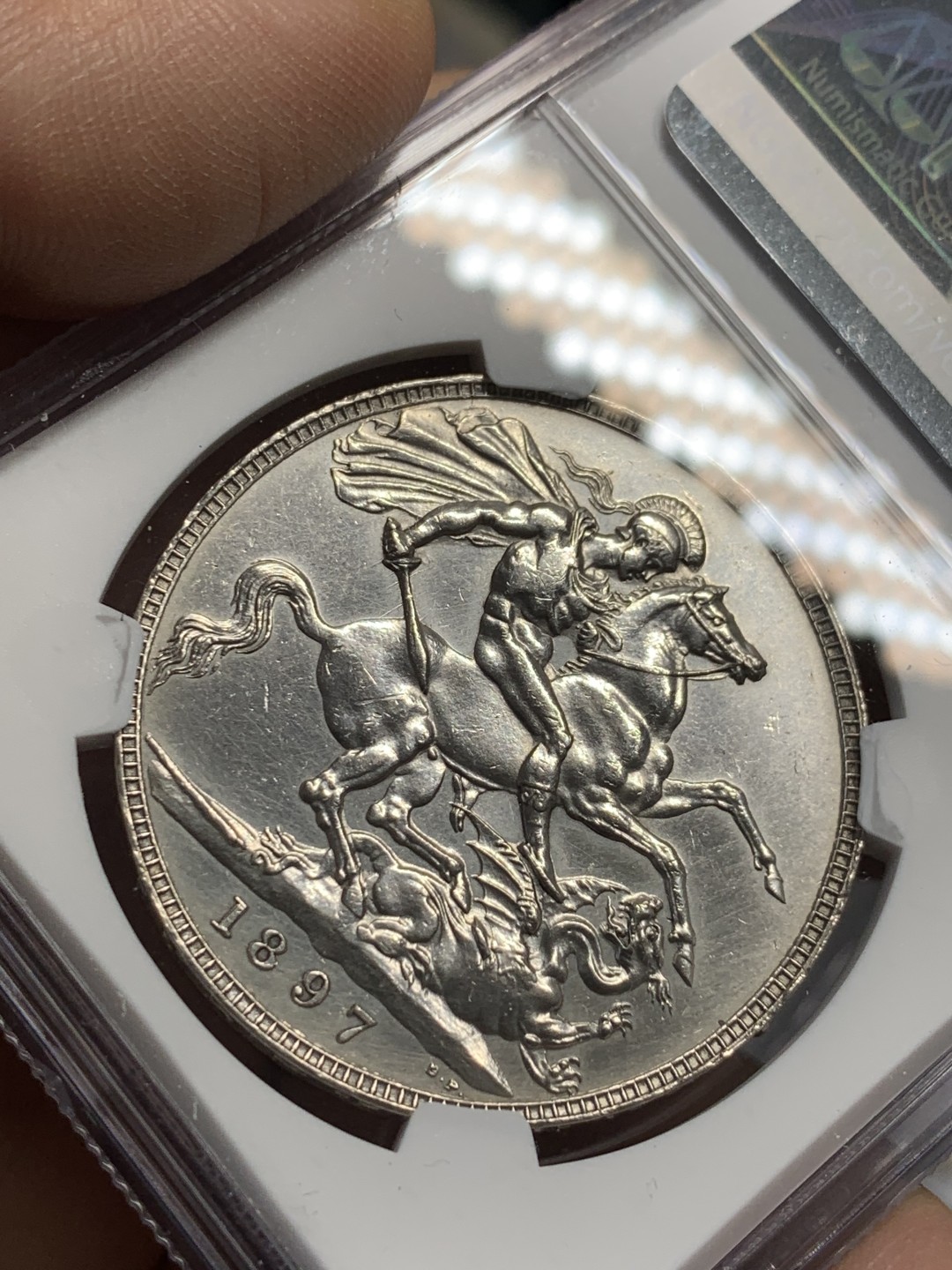 《竞宝斋》第118场-周日，周一 ，2场连拍（全场包邮） NGC AU 英国 1897年 维多利亚 披纱 马剑克朗 大银币 高点在 磨损小 UNC品